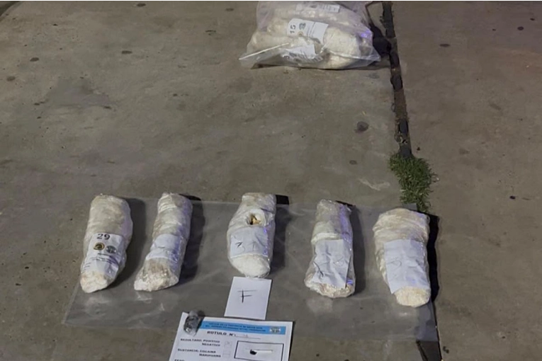Operativo en Ruta 14: Seis detenidos y 38,5 kilos de metanfetamina incautados Operativo en Ruta 14: Seis detenidos y 38,5 kilos de metanfetamina incautados