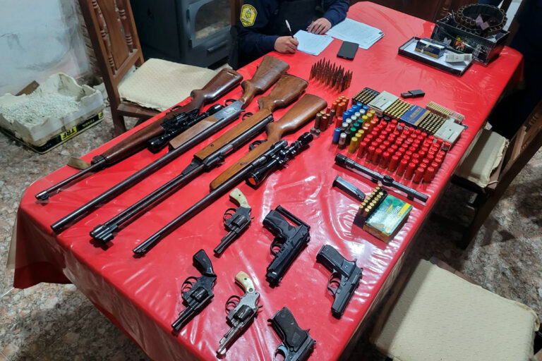 Allanamiento en Villa Adela: secuestran miniarsenal y detienen a un hombre