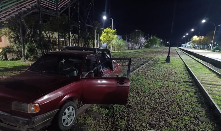 Conductor ebrio estaciona su auto en las vías del tren en Chajarí